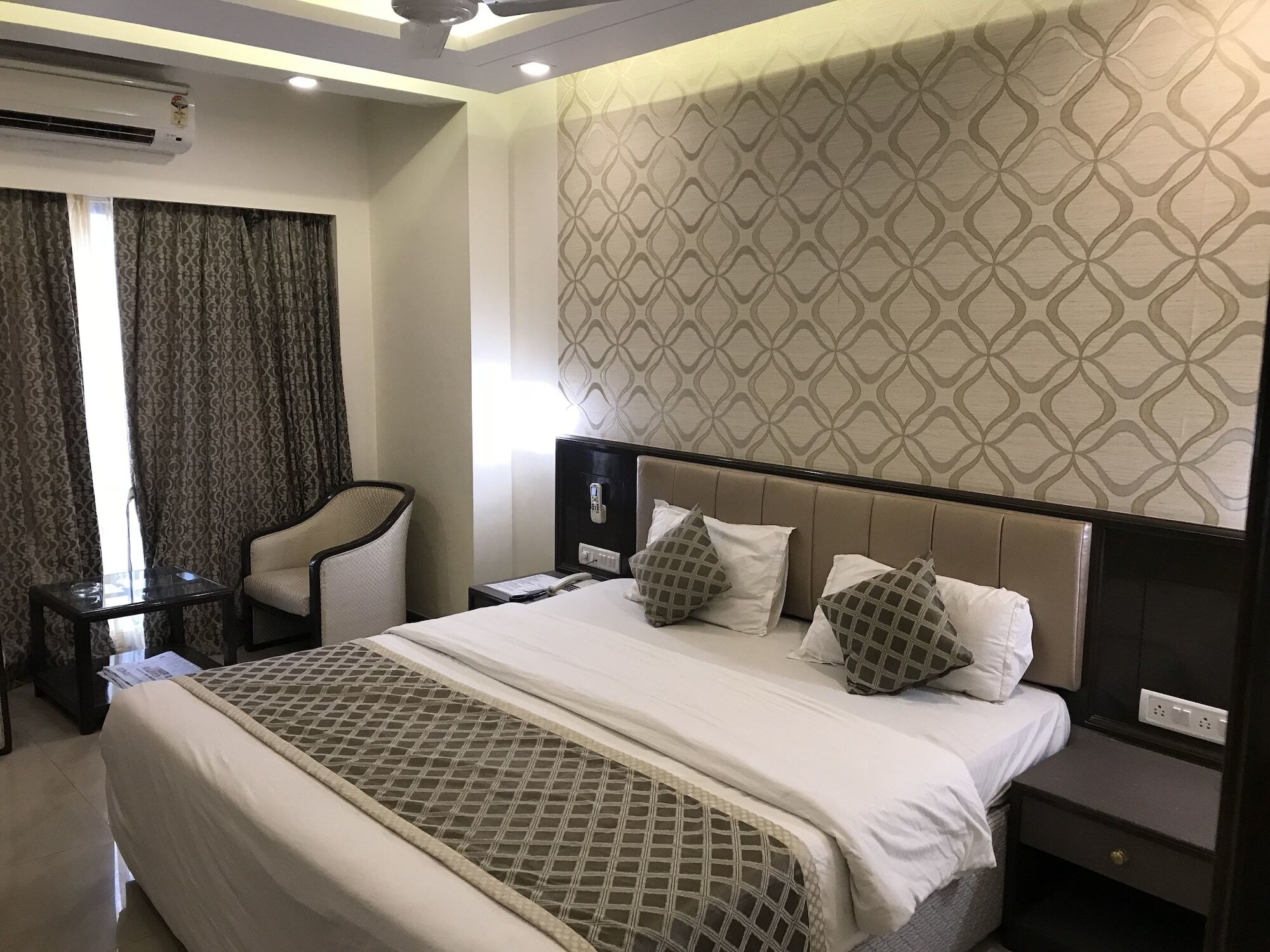 Kohinoor Executive Hotel 3*